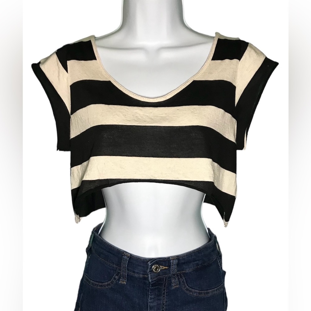 Jun & Min Deep Scoop Neck Black Oatmeal Stripe Shark Bite Crop Shirt Size Small